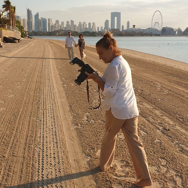Samanta e Mario si fanno fotografare sulla spiaggia con Dubai sullo sfondo